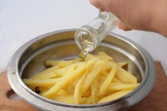 Есть фастфуд и худеть: полезная картошка фри с солью и розмарином
