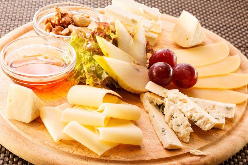 Как выбрать настоящий желтый сыр: обращаем внимание на цену и другие советы