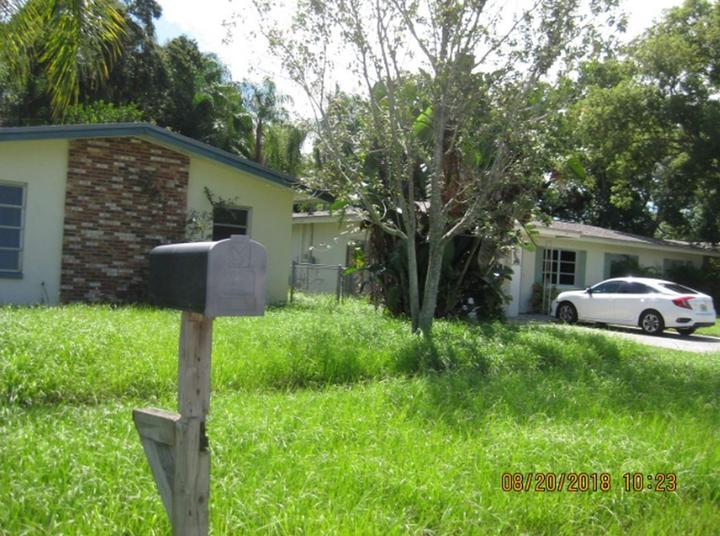 Не подстриг газон - отберем дом: власти Флориды хотят отобрать у мужчины жилье из-за 