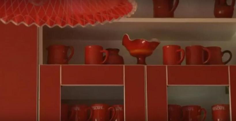 Красная одежда, красная посуда: женщина окружает себя красным цветом в течение 40 лет