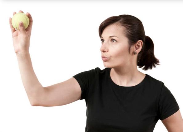 Упражнения с теннисным мячом и не только, чтобы избавиться от двойного подбородка