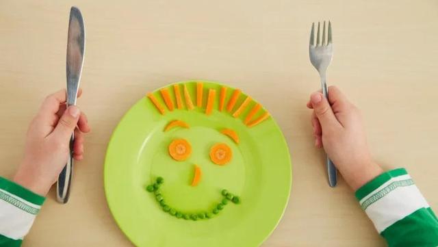 За стол всей семьей: как накормить привередливого ребенка