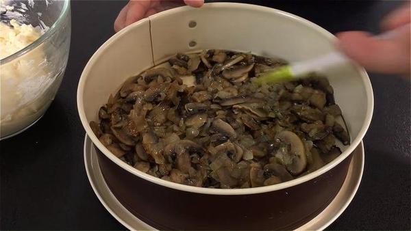 Недавно нашла простой рецепт салата с курицей и грибами: он исчезает со стола в считанные минуты