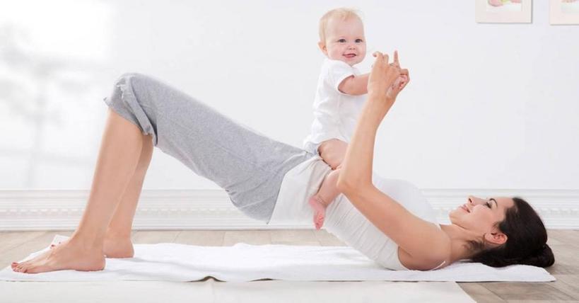 Ребенок вместо гантелей: 10 упражнений, которые помогут восстановить фигуру после родов