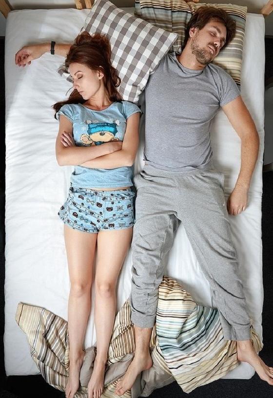 Если влюбленные спят спина к спине, значит, они уважают личное пространство друг друга. То, как вы спите со своим партнером, может многое рассказать о ваших отношениях