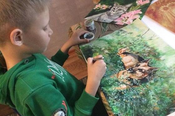 9-летний русский художник ″продает″ свои лучшие картины приютам. Вот почему