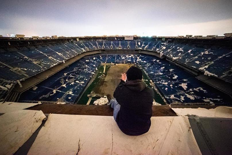 Удивительное зрелище: огромный заброшенный футбольный стадион, который пустует уже 10 лет