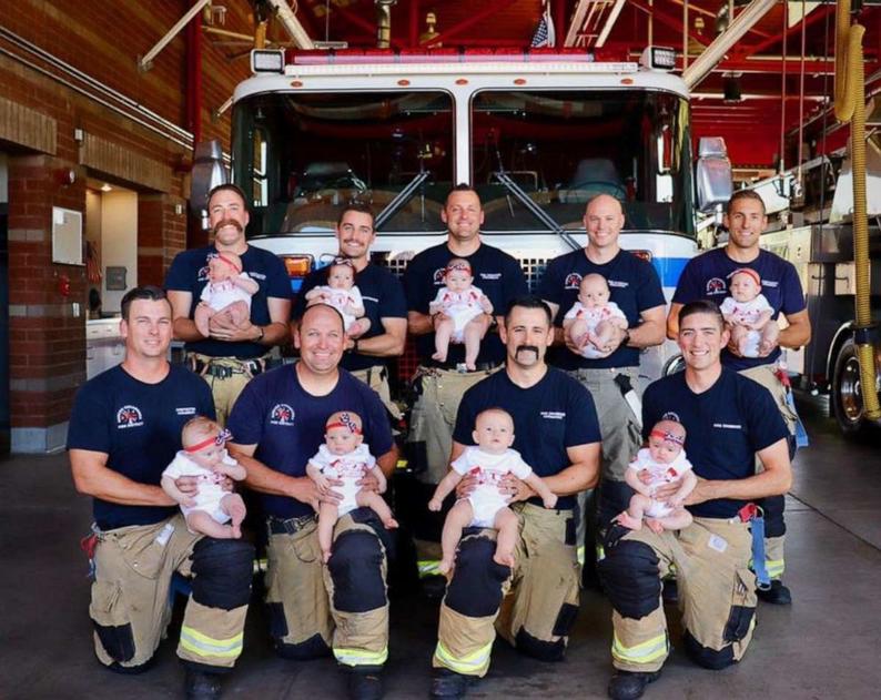 9 отважных пожарных позируют для очаровательной фотосессии с младенцами, родившимися в течение 5 месяцев