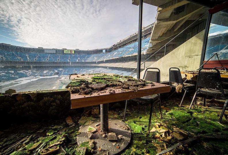 Удивительное зрелище: огромный заброшенный футбольный стадион, который пустует уже 10 лет