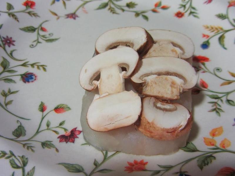 Хек, фаршированный грибами и креветками, - праздничное блюдо нашей семьи