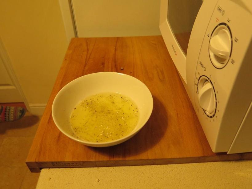 Полезный и сытный завтрак: рецепт белкового омлета со шпинатом и красным луком