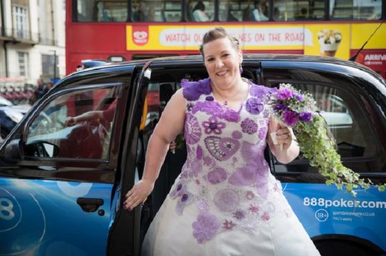 Невеста потратила 1000 часов на создание свадебного наряда: она связала его крючком