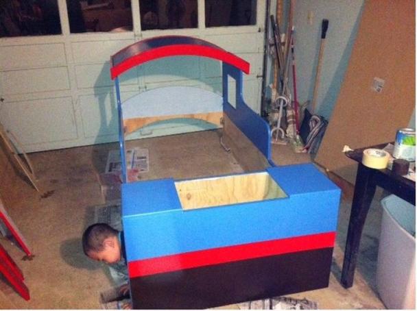 Герой из любимого мультика: как сделать кровать для ребенка в виде паровозика Томаса