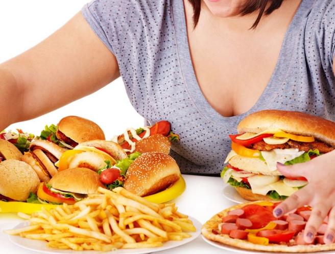 У женщин существует проблема с контролем привычек: ученые доказали, что слабой половине трудно отказаться от вредной пищи из-за особенностей мозга