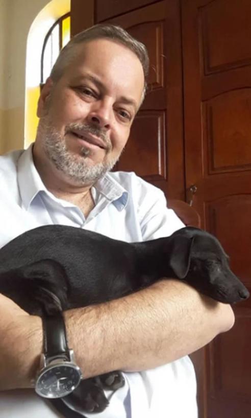 Отец Жуан Пауло - священник, который организовал в церкви центр по спасению животных: собак кормят, лечат и ищут им новых хозяев