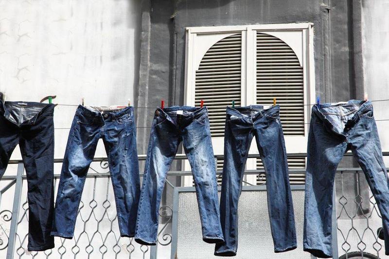 Фатальные ошибки при стирке джинсов, которые делает почти каждый: забудьте про стиральный порошок