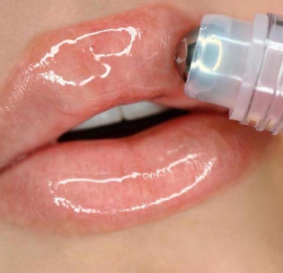 Влажные губы стали хитом осени: как легко добиться этого эффекта дома разными способами