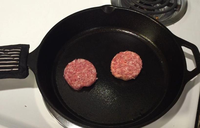 Мяса много не бывает: как приготовить жареную колбасу в беконе на завтрак