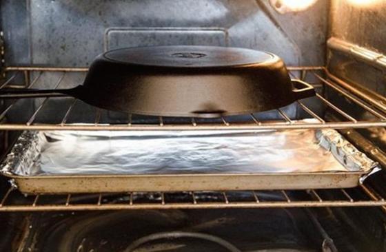 Вверх дном: необычный, но работающий способ очистить чугунную сковороду от въевшегося жира