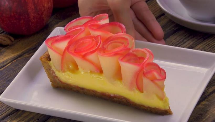 Букет роз прямо на пироге: как я красиво украсила пирог с помощью яблок