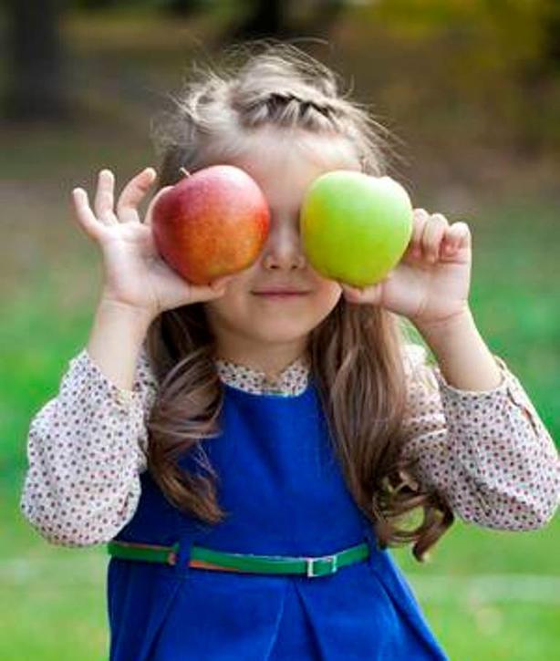 Пожадничала? Девочка держала в руках два яблока, но с мамой поделиться не захотела