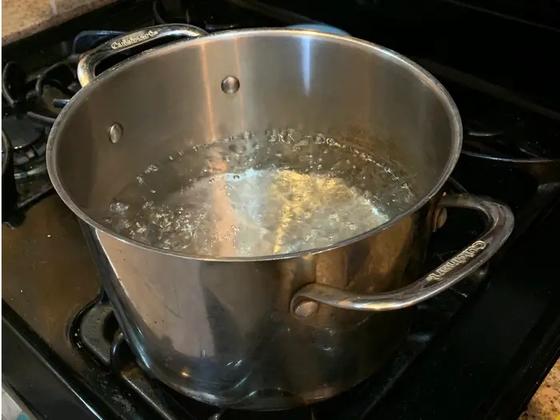 Известный шеф-повар советует бросать макароны в холодную воду, а не в кипящую. Я попробовала и не пожалела