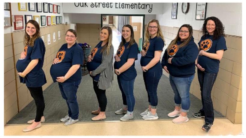 Семь учителей небольшой начальной школы стали матерями с марта по октябрь 2019 года. Но нехватки педагогов в учебном заведении не возникло