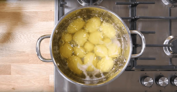 Кожу смягчит и на кухне поможет: 6 причин не выливать картофельный отвар