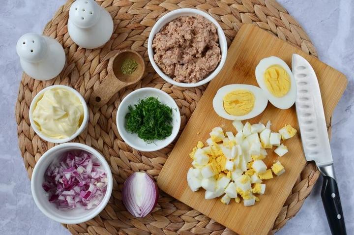 Лучшее блюдо соседки: салат из тунца с яйцом, укропом и красным луком. Вкусно и сытно