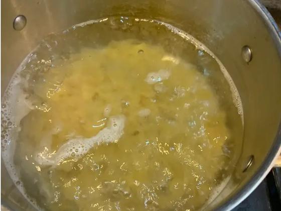 Известный шеф-повар советует бросать макароны в холодную воду, а не в кипящую. Я попробовала и не пожалела
