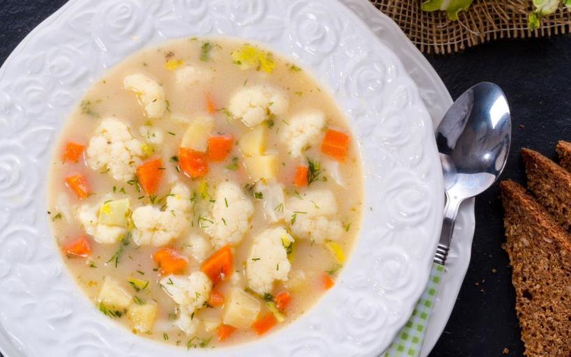 Мой диетолог поделился со мной рецептом вкуснейшего супа из цветной капусты: готовлю его почти каждый день