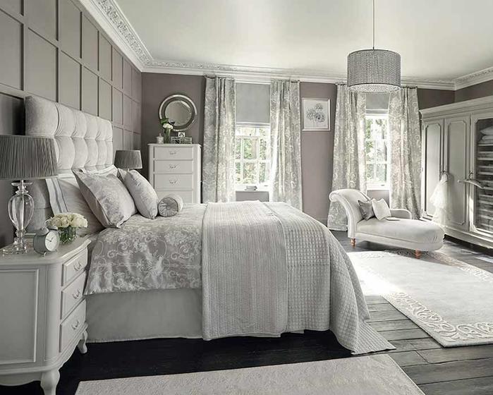 Спальня минималиста: серый цвет, лампочка без абажура, открытые полки с одеждой вместо шкафа купе