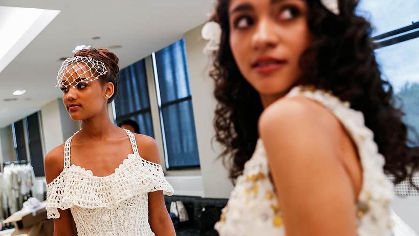 Она купила 48 рулонов туалетной бумаги и начала  шить : девушка выиграла 10 000 $ в конкурсе свадебных платьев