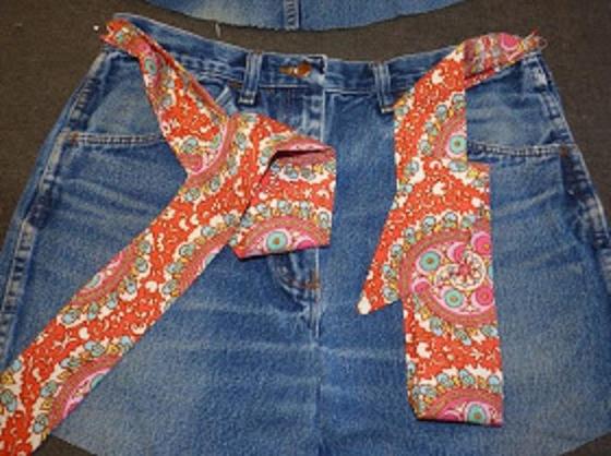 Не спешите выкидывать старые джинсы: шьем милый кухонный фартук с рюшами