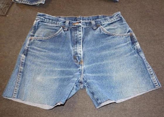 Не спешите выкидывать старые джинсы: шьем милый кухонный фартук с рюшами
