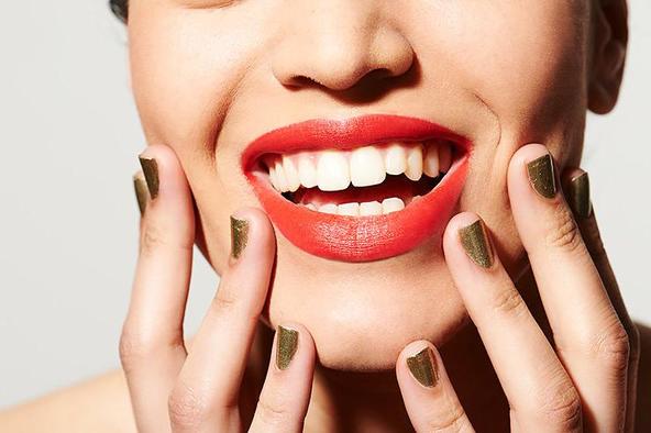 Создаем голливудскую улыбку: как нанести помаду, чтобы зубы казались белее, чем есть на самом деле
