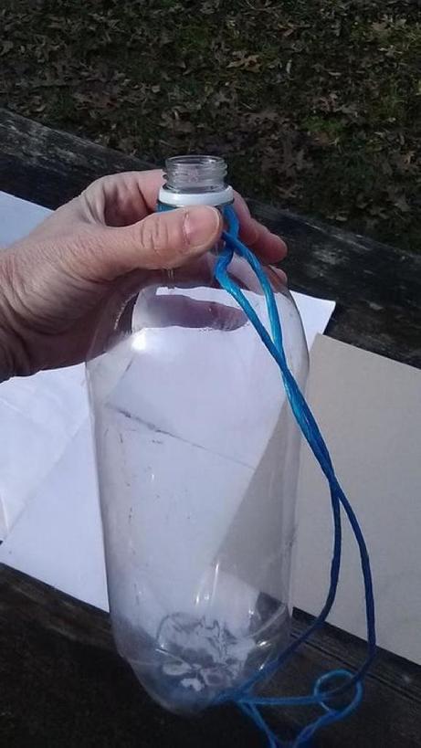 Пришло время подкармливать птиц: муж с сыном сделали простую кормушку из пластиковой бутылки и старого контейнера