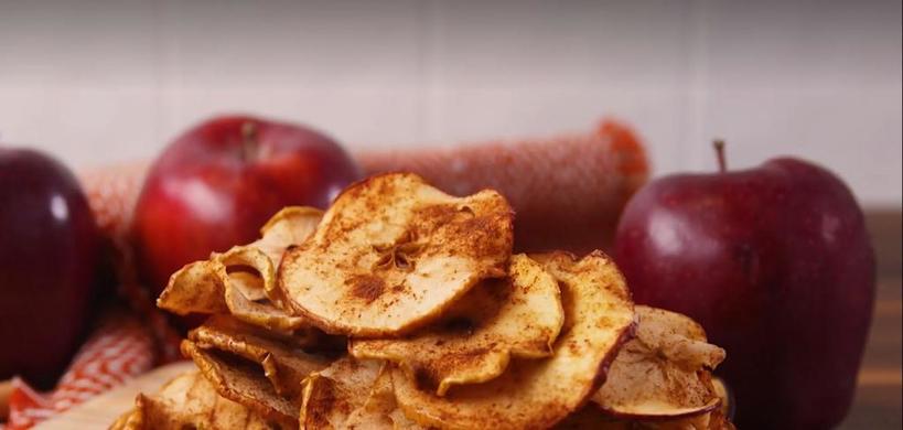 Вкусная и полезная закуска: вместо вредных картофельных я готовлю яблочные чипсы с корицей
