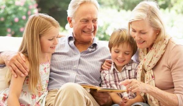Как научить маленьких детей уважать старшее поколение: несколько советов