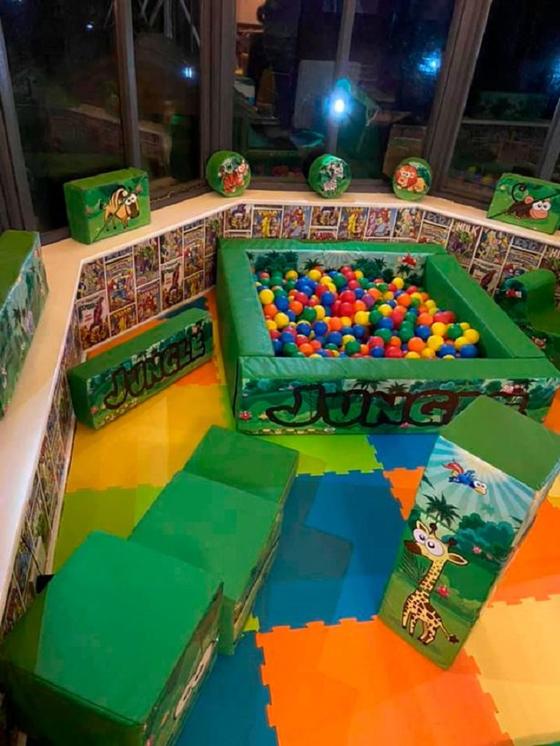 Родители превратили пустое помещение в игровую комнату в стиле цирка, чтобы удивить двухлетнего сына на день рождения