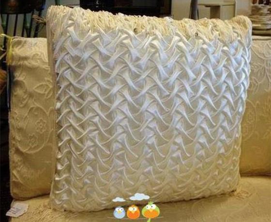 Женщине надоели старые скучные подушки, и она решила превратить их в удобные украшения для комнаты