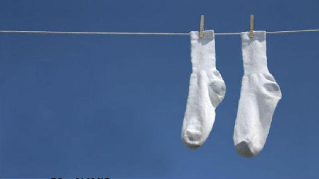Бабушка рассказала, как быстро и без проблем удалить темные пятна с белых носков. Теперь они всегда выглядят как новые