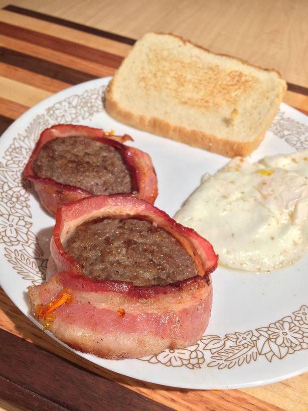 Мяса много не бывает: как приготовить жареную колбасу в беконе на завтрак