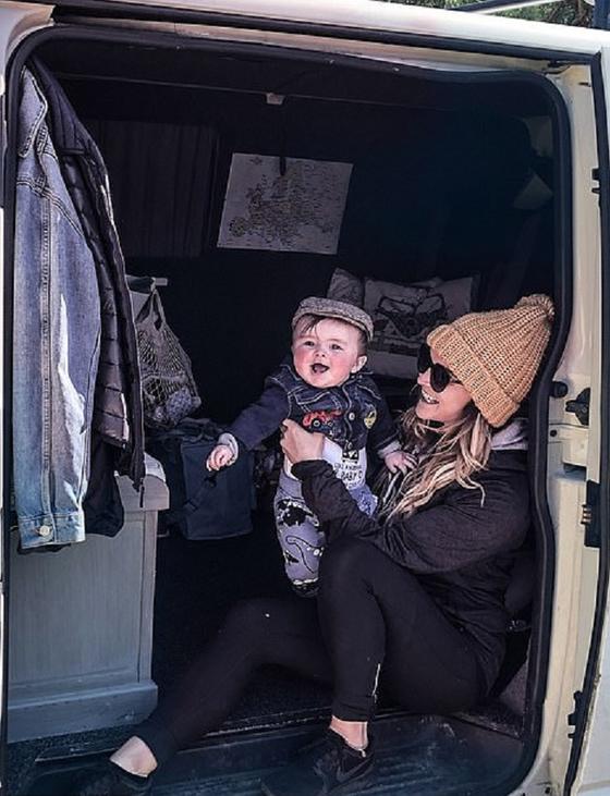Сара и Нил превратили фургон в дом на колесах и отправились в путешествие со своим маленьким ребенком