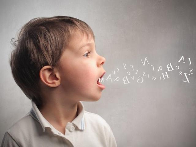 Как малыши справляются с таким сложным аспектом обучения слову, как вариативность речи
