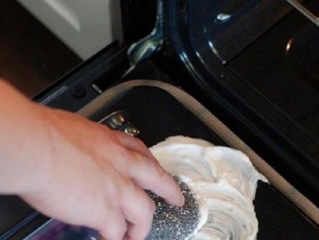 Не только побриться, а также почистить ковер, помыть духовой шкаф: как еще можно использовать пену для бритья