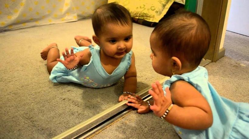 Положить ребенка перед зеркалом или включить воду: какие хитрости помогут ребенку перестать плакать