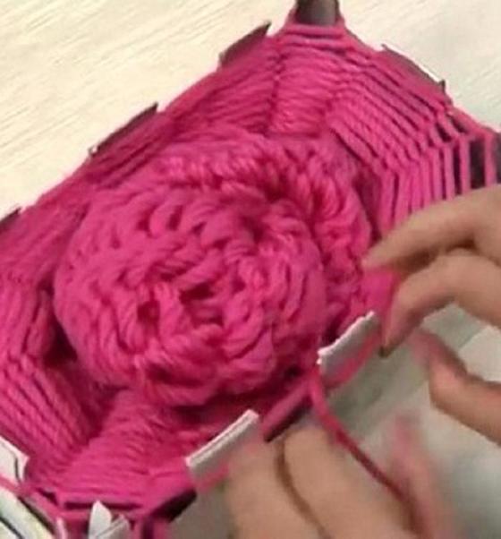 Как обычная коробка поможет вам связать шарф: с помощью интересного способа даже ребенок сможет научиться вязать