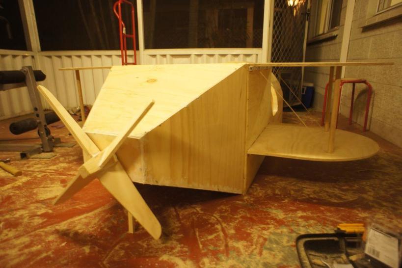 Муж сделал сыну деревянную кровать в виде самолета: будущий летчик остался доволен