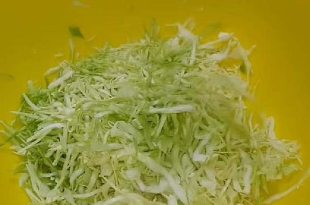 Свежий хрустящий салат с капустой и пикантной заправкой обладает всеми шансами стать вашим любимым